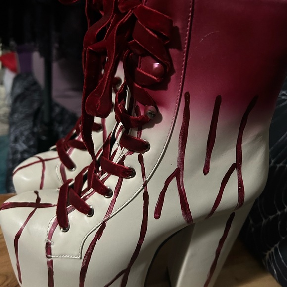 Tricks N’ Treatz scream queen bloody boots - Picture 4 of 6